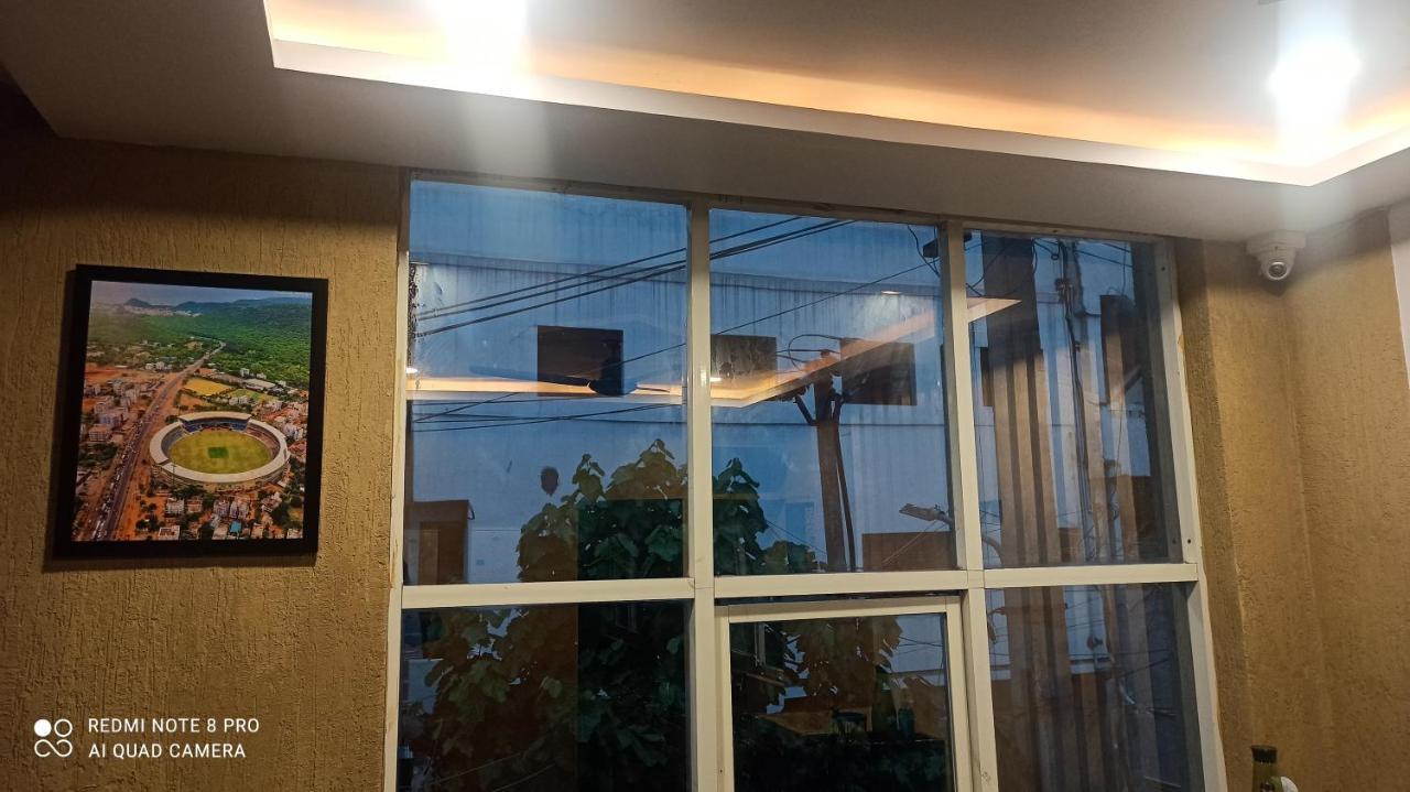 HOTEL E lodge Visakhapatnam Eksteriør billede